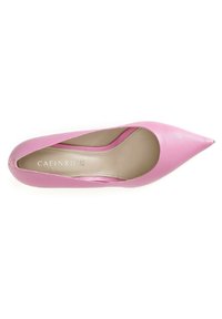 Pompe à talon haut en cuir rose avec un bout pointu, texture lisse et un décolleté plongeant. À l'intérieur, elle présente un revêtement beige avec un marquage subtil.