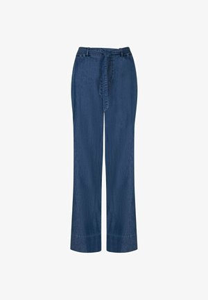 Donkerblauwe denim broek met rechte pijpen, een stoffen ceintuur gestrikt in de taille en zichtbare zoomstiksels.