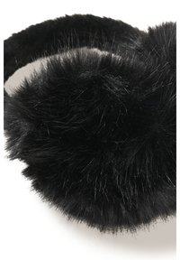 Cache-oreilles noirs et duveteux avec une texture de fourrure dense sur les coussinets d'oreille et un arceau rembourré.