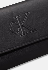 Calvin Klein Jeans SCULPTED LONG FOLD STRAP DEBOSS - Borsa a tracolla - black