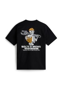 Camiseta negra de manga corta con un gráfico de un esqueleto sosteniendo una llave inglesa y una cerveza, acompañado del texto "BOLTS & BREWS" en blanco.
