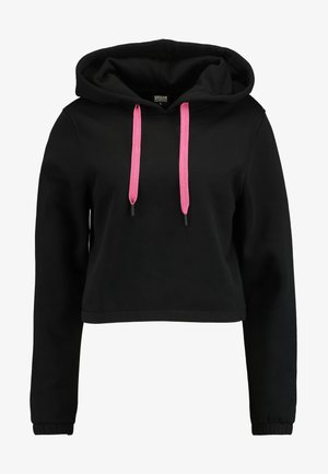 Musthave musta lühike kapuutsiga sviiter, millel on pehme tekstuur ja heledad roosa tooni aksendid. Pikkade varrukate ja kindlalt istuvate mansettidega.