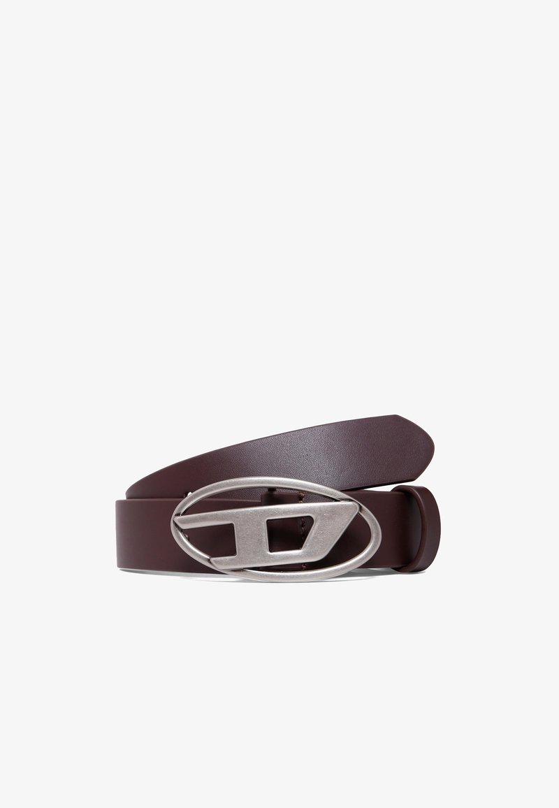 Cintura in pelle marrone con una fascia larga e liscia e una fibbia ovale argentata con un design a ritaglio geometrico.