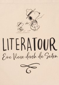 Un tessuto color crema presenta disegni a linea nera di Snoopy e un altro personaggio con cappelli, insieme al testo "LITERATOUR" e un sottotitolo sottostante.