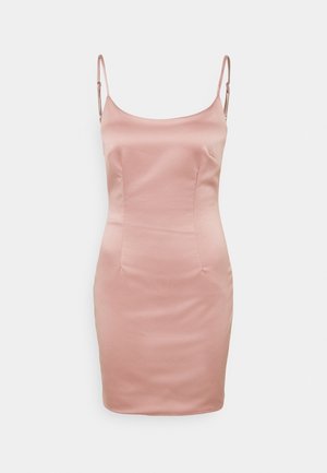 Růžové saténové šaty s tenkými nastavovacími ramínky, přiléhavý střih a decentní detaily v panelování, s hladkou a lesklou texturou.