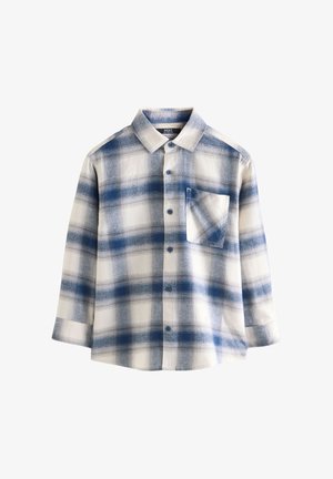 Chemise à manches longues boutonnée, motif à carreaux bleus et blancs et une poche poitrine sur fond blanc.