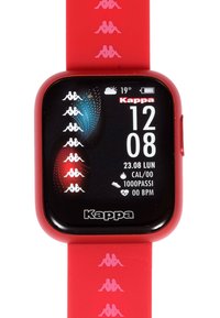 Reloj inteligente rojo con pantalla rectangular, interfaz negra, logo de Kappa y una correa texturizada con pequeños logos de Kappa en rosa claro.