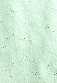 Groen geborduurd stof met bloemmotieven, met verhoogde texturen en kleine groene accenten. Over het algemeen een gladde textuur met ingewikkelde details.
