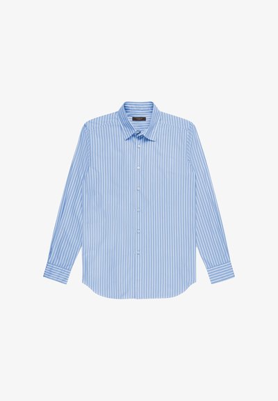 Jasnoniebieska koszula z długim rękawem, zapinana na guziki, z białymi pionowymi paskami i ostrym kołnierzykiem, rozłożona na płasko na białym tle.