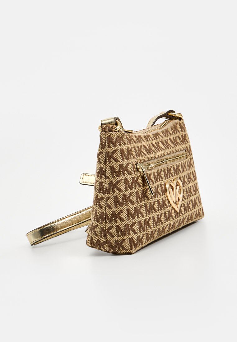 Bolso de mano de tela con un patrón marrón, que presenta un logotipo en forma de corazón en tono dorado, un bolsillo con cremallera y una correa metálica. Diseño compacto y estructurado.