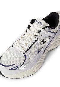 Białe i granatowe siateczkowe oraz skórzane sportowe sneakersy z logo Champion po boku i na języku, białe sznurówki oraz amortyzowana podeszwa.
