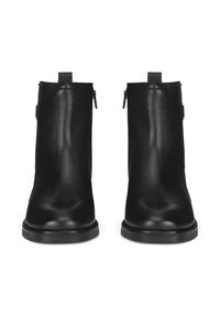 Fekete bőr bokacsizmák sima textúrával, oldalán cipzárral és húzófülekkel a szárnál. Masszív fekete talp, kerek orrdizájnnal.