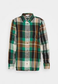 Camisa a cuadros verde con acentos en marrón, negro y gris, de manga larga, con cuello y un bolsillo en el pecho izquierdo.
