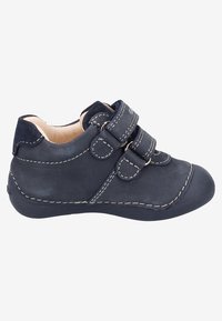 Chaussures en cuir marine avec deux bandes Velcro, couture contrastante, bout arrondi, doublure intérieure douce et semelle en caoutchouc flexible.