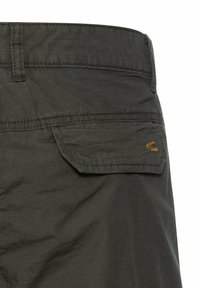 Mørkegrønne cargo shorts i et struktureret stof, med en baglomme og en subtil logo-detale i orange broderet på lommeklappen.