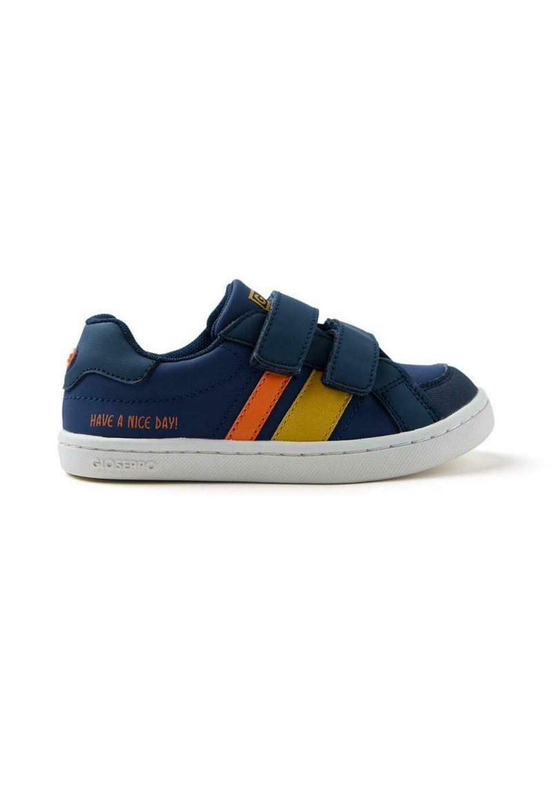Sneaker blu navy con due cinturini in velcro, con strisce arancioni e gialle. Testo sul lato che recita: "BUONA GIORNATA!" Suola in gomma bianca.