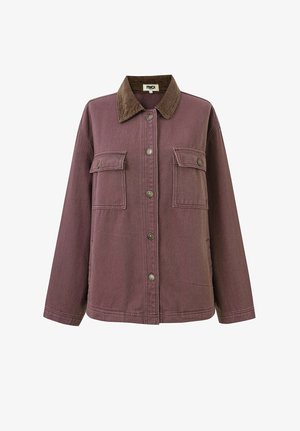 Lichtpaarse jack met lange mouwen, bruine corduroy kraag, knoopsluiting aan de voorkant en twee borstzakken met knoop.