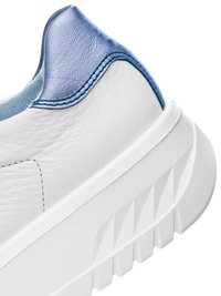 Nærbillede af hvid lædersneaker med struktureret blå hælflap og tyk, rillede hvid sål.