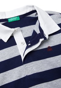 Pánské polo tričko s námořnickými a šedými pruhy, bílým límečkem, zapínáním na knoflíky a červeným vyšívaným logem na hrudi. Materiál bavlna, pohodlný střih.