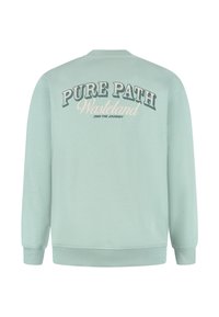 Lichtgroene sweatshirt met geribbelde manchetten, zoom en tekst op de achterkant "PURE PATH Wasteland Own The Journey" in gemengde lettertypen.