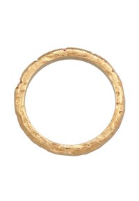 Goldring mit einer strukturierten, unebenen Oberfläche und einem leicht abgerundeten Profil. Verfügt über ein einfaches Design ohne Verzierungen oder Muster.