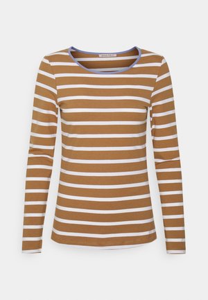 Langærmet T-shirt med rund hals og vandrette hvide og kamelbrune striber samt en tynd blå kant omkring halsudskæringen.