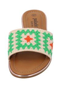 Háčkované pantofle na slip s širokým páskem s zeleno-oranžovými geometrickými vzory, béžovou stélkou a nízkou béžovou podrážkou.