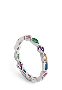 Hopeaketjuhopeinen sormus, jossa on geometrisia muotoja ja värikkäitä jalokiviä: vihreä, violetti, sininen ja oranssi, aseteltuna vuorotellen.