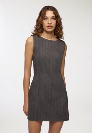 Abito senza maniche, aderente, di colore grigio scuro con texture a coste e scollatura rotonda. Lunghezza fino a metà coscia, tinta unita, con dettagli minimi.