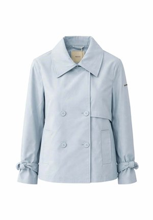 Giacca da donna azzurro chiaro doppiopetto con ampio colletto, due tasche frontali e lacci sulle maniche, mostrata su sfondo bianco.