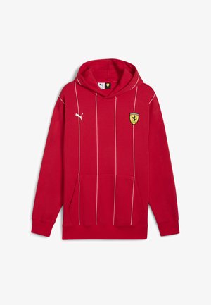Sarkans kapuci džemperis, kas izgatavots no gludas auduma, ar baltām vertikālām svītrām, priekšējo kangaroo kabatu un melnu un dzeltenu Ferrari logotipu.