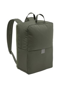 Groene rechthoekige rugzak gemaakt van duurzaam stof, met gevoerde schouderbanden, twee handvatten bovenop en een logo patch aan de voorkant.