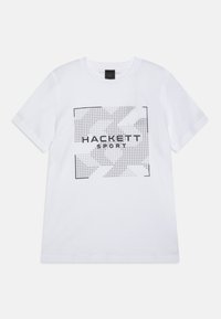Weißes Baumwoll-T-Shirt mit einem schwarzen Grafikdesign, darauf der Text "HACKETT SPORT" und ein Gittermuster. Kurze Ärmel und Rundhalsausschnitt.