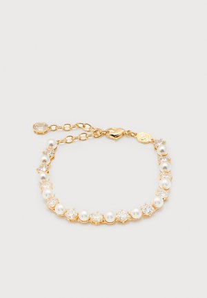 Bracciale a catena d'oro con perle bianche alternate a pietre preziose trasparenti, chiusura a moschettone e catena regolabile con piccolo ciondolo.