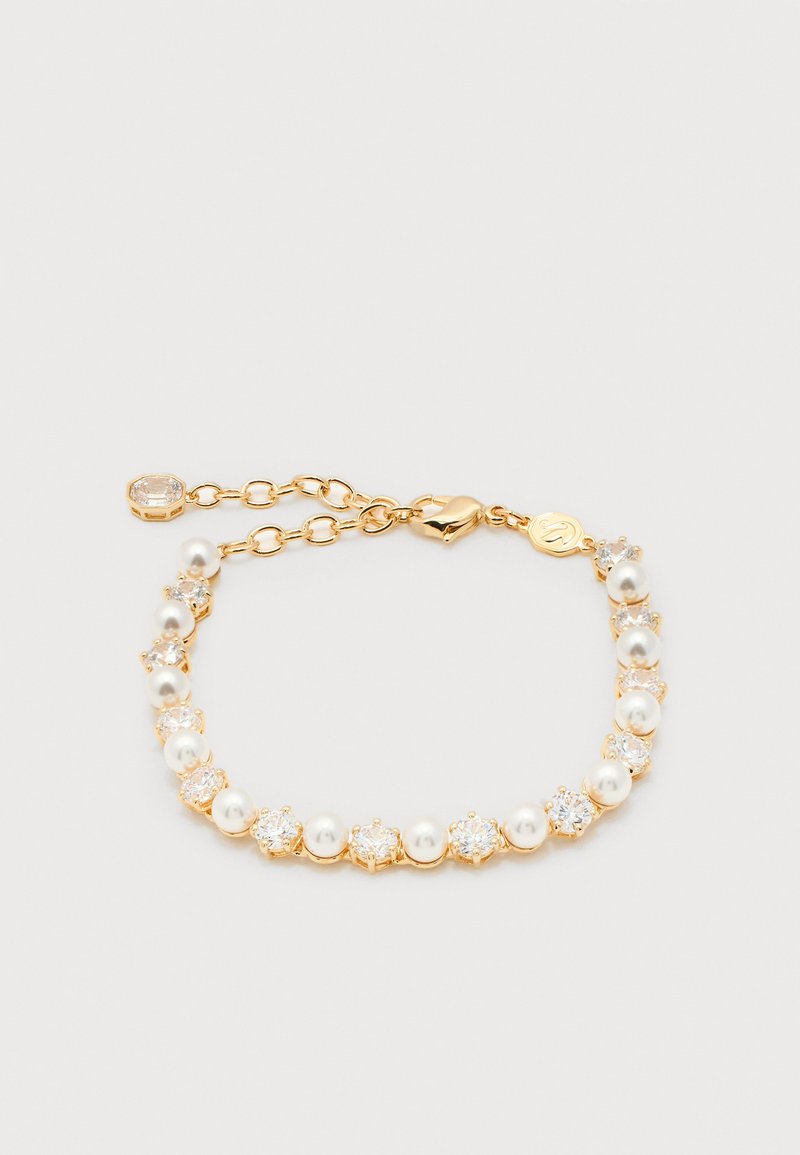 Bracelet chaîne en or avec des perles blanches alternées et des pierres précieuses transparentes, fermoir homard, et chaîne ajustable avec un petit charm.