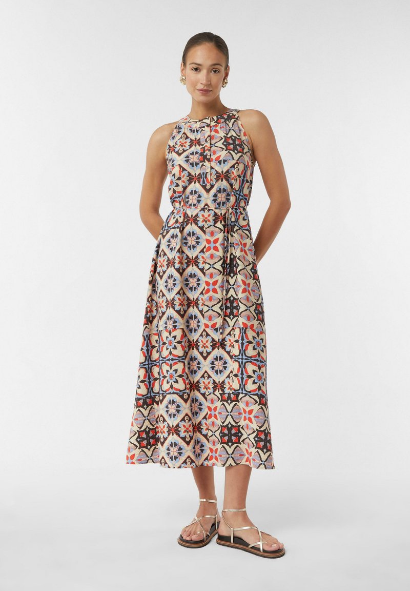 Maxikleid mit einem bunten geometrischen Muster in Rot-, Blau- und Cremetönen. Hergestellt aus leichtem Stoff, mit einem taillierten Oberteil und einem fließenden Rock gestaltet.