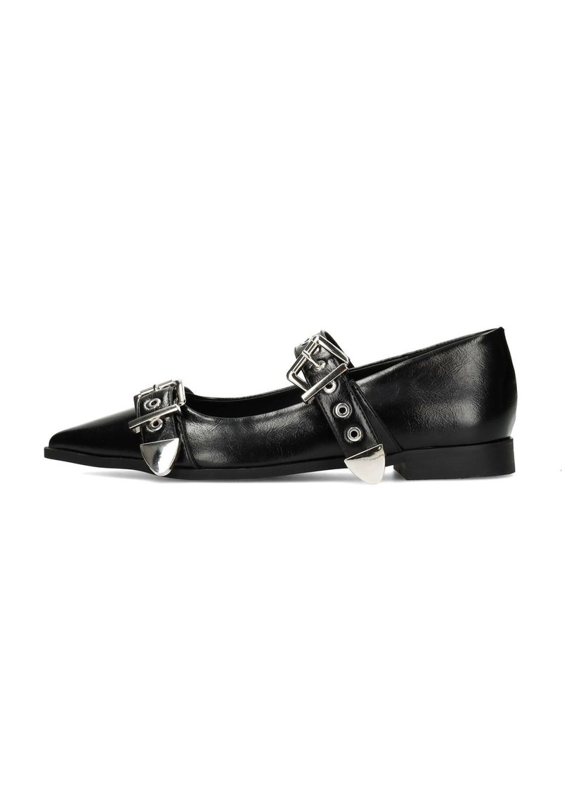 Scarpa piatta in pelle nera con punta affusolata, fibbie e dettagli in argento, finitura texture e tacco basso. Superficie morbida e lucida.