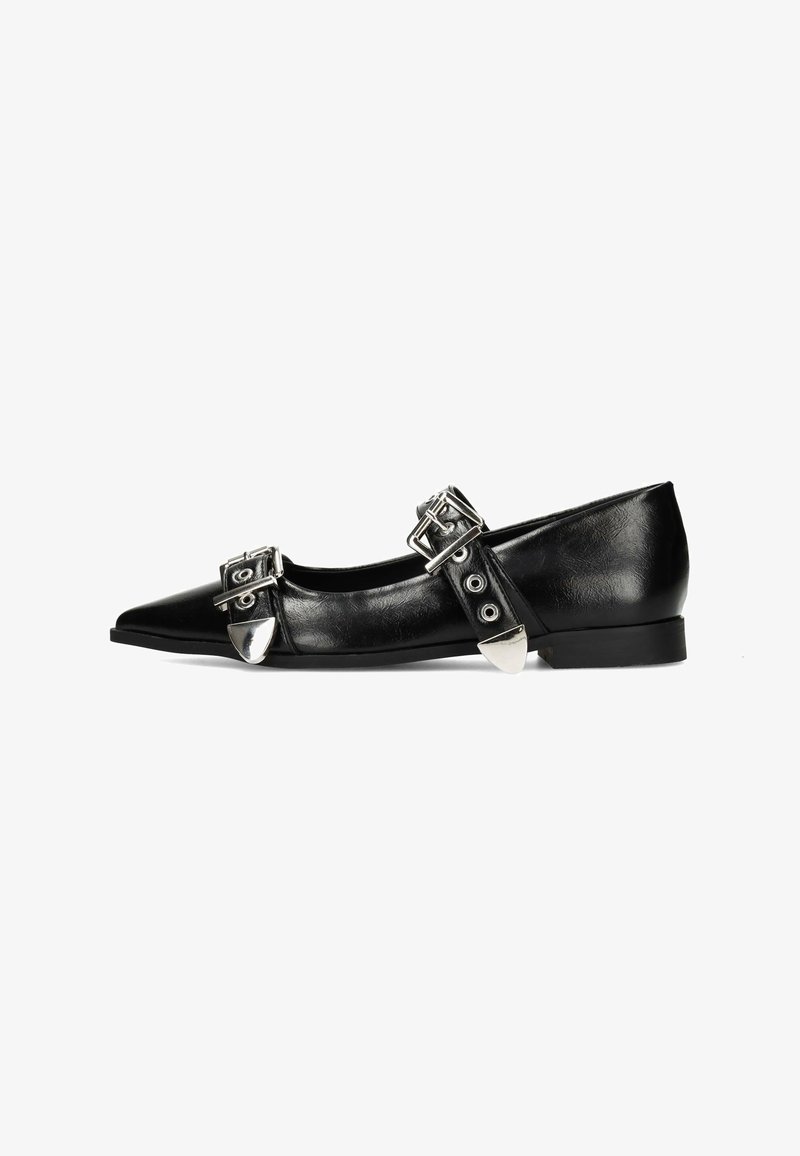 Scarpa piatta in pelle nera con punta affusolata, fibbie e dettagli in argento, finitura texture e tacco basso. Superficie morbida e lucida.