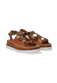 Bruine leren sandalen met panterprintbandjes, voorzien van een uitsnijd ontwerp, witte rubberen zool en decoratieve stiksels rondom de rand.