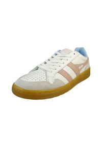 Białe sneakersy z jasnoróżowymi i beżowymi akcentami. Posiadają perforowany nosek, płaskie sznurowadła oraz podeszwę z gumy. Wykonane z miękkich materiałów zamszowych i skórzanych.