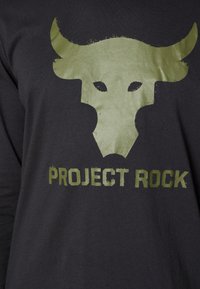 Schwarzes T-Shirt mit einem großen grünen Büffelknochen-Grafik über dem Text "PROJECT ROCK" in passenden grünen Buchstaben.