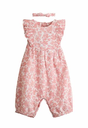 Ružový kvetovaný bezrukávový baby overal s volánikmi na ramenách a zodpovedajúcou čelenkou na bielom pozadí.