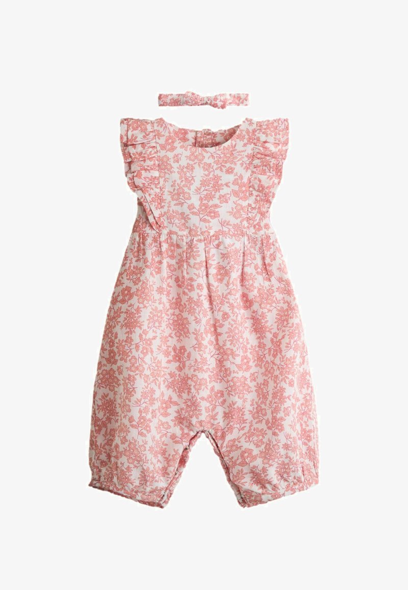 Barboteuse bébé sans manches rose imprimé floral avec volants aux épaules et bandeau assorti sur fond blanc.