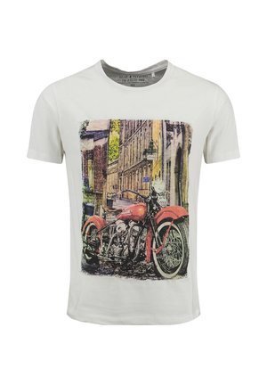 Męska biała koszulka z grafiką vintage czerwonego motocykla na tle miejskiej ulicy.