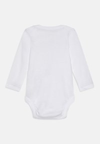 Langärmliger weißer Baumwollbody mit Rundhalsausschnitt, enganliegendem Schnitt und Druckknöpfen im Schritt für ein einfaches Ankleiden. Weiche, glatte Textur.