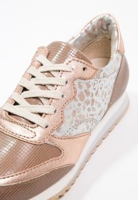 Světlé růžové tenisky s texturovaným metalickým koženým svrškem, akcenty s leopardím potiskem a krémovými tkaničkami, s pružnou podešví.
