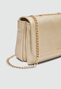 Gul læder skuldertaske med en tekstureret overflade, der har en kædestrop og en struktureret form, der viser et minimalistisk design.