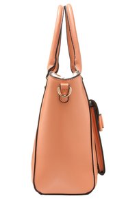 Růžovo-oranžová umělá kabelka s hladkým povrchem, černými detaily, dvojitými ramenními popruhy a boční kapsou s malým klopovým uzavřením.