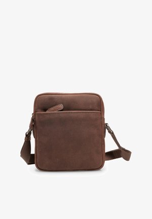 Brun læder crossbody taske med lynlåslukning, justerbar rem og frontlomme. Glat tekstur med enkelt, kvadratisk design.