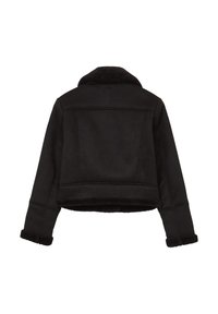 Giacca nera corta con colletto e polsini foderati in morbido pelliccia. Realizzata in materiale liscio con cuciture visibili e un design semplice.